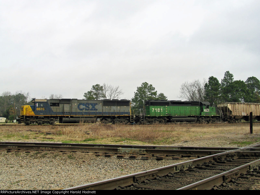 CSX 8676 & HLCX 7181 lead a grain train onto the Wilmington sub
